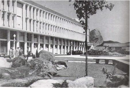 Parte da fachada e do jardim de Burle Marx